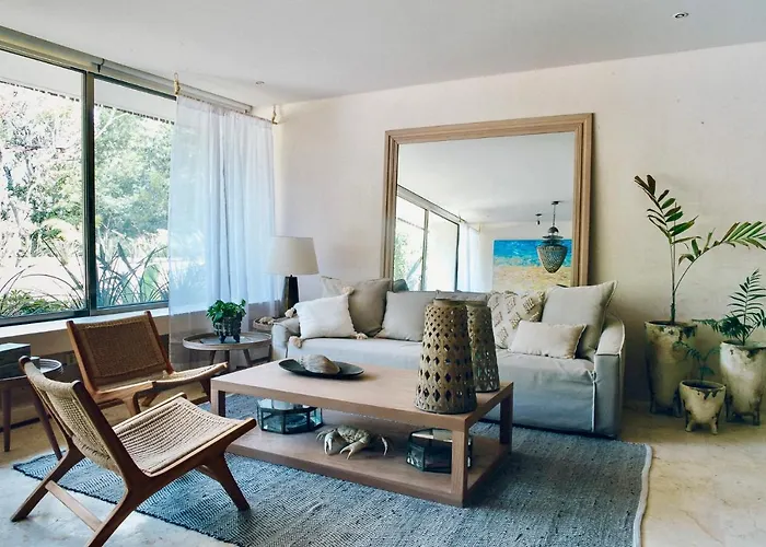 3 Bed Apartment Sleeps 6 - Private Pool & Hot Tub