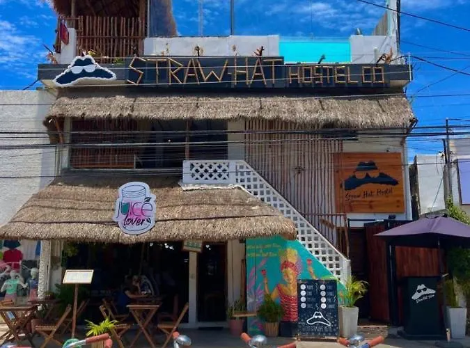 Straw Hat Hostel & Rooftop Bar