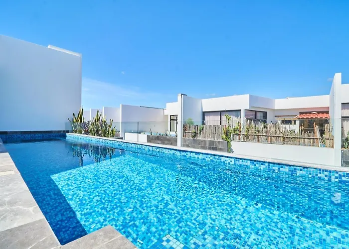 Luxury 2 Story Penthouse With Private Pool, Gym & Rooftop