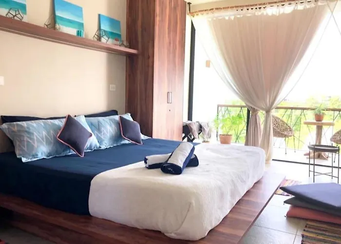 Near Beach+Jungle Views. King Bed+220 Megs+2 Bikes