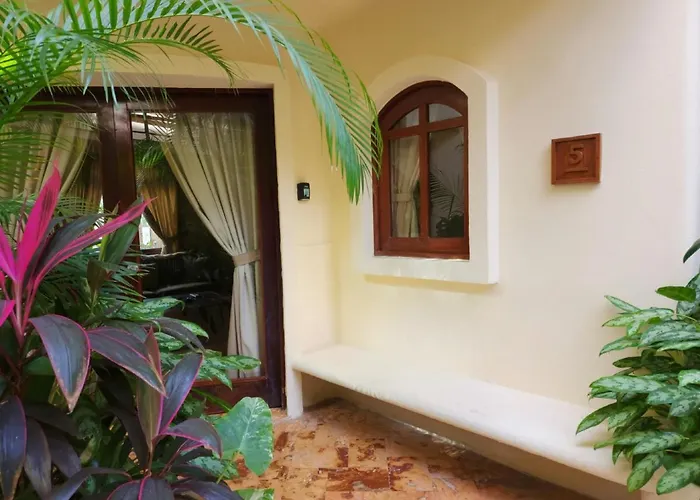 Luxury Villa Steps To The Beach & 5Ta Av, Amazing