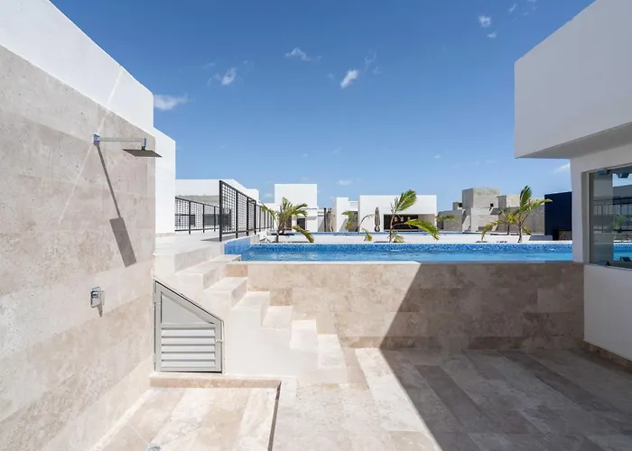 2Bd With Rooftop Pool Near Beach