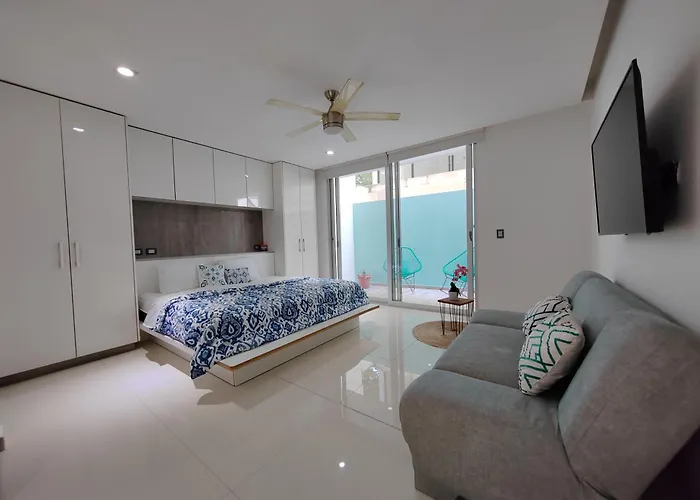 Centrally Located Apartments Steps Away From 5Th Avenue And The Beach! By.Yeah