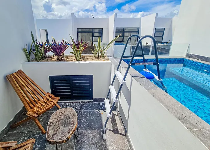 Top Level Studio With Minifridge Microwave And Splash Pool