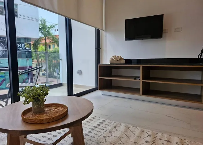 Super Cute Flat On 5Th Ave In Pdc Steps From Beach