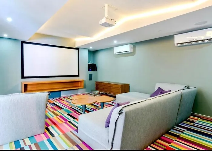Beautiful Equipped Studio In Great Location!