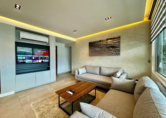 Modern 2 Bedroom Ground Floor Apartment!