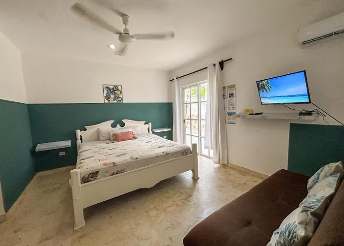 Spacious King Room Near Beach & Quinta