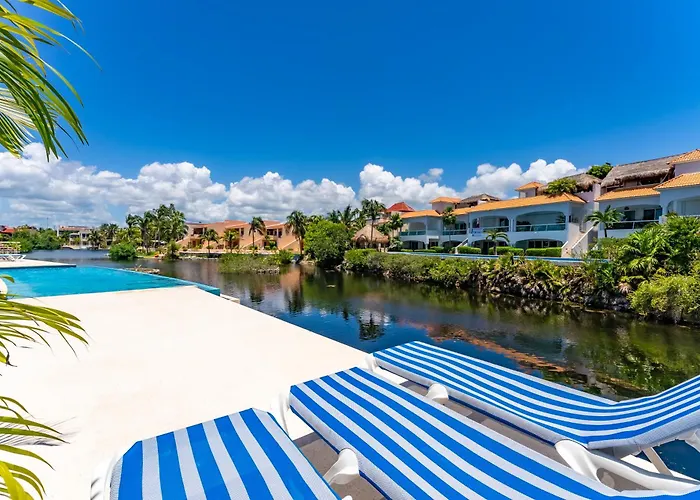 Lagoonfront Apartment With Pool And Beach Access