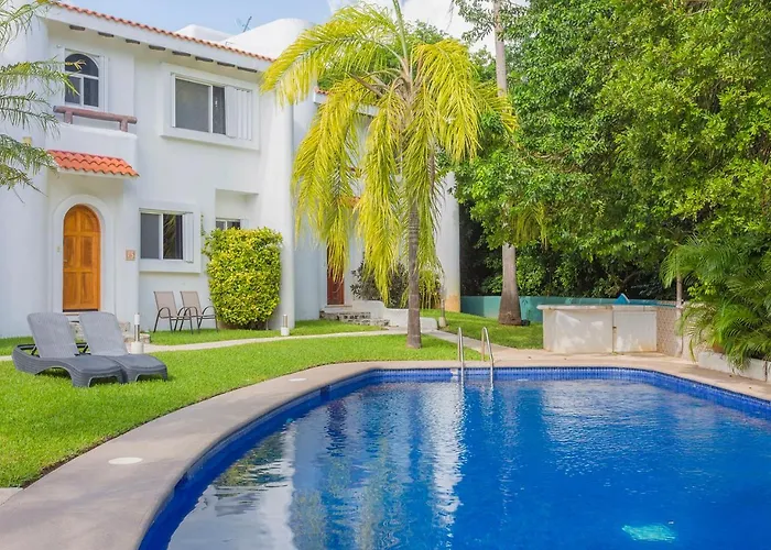 Family Townhome With Pool & Walk To Beach
