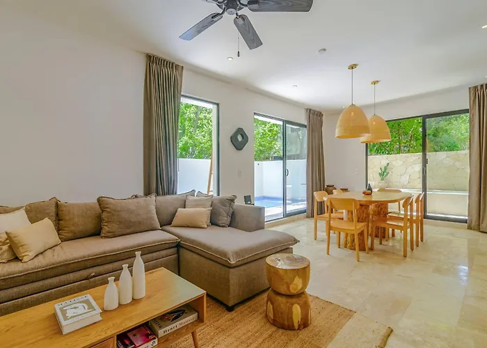 Tropical Retreat: Scooters, Hot Tub, Pool, Projector