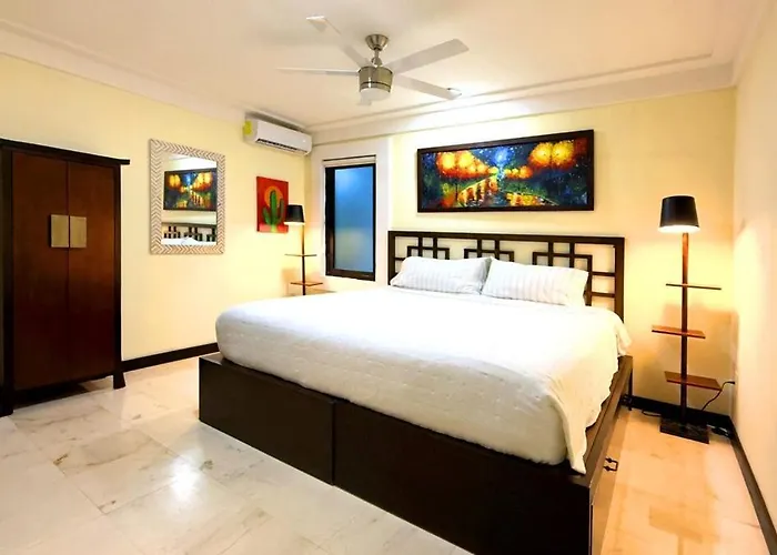 Big & Luxury 2 Bedroom Condo On 5Th Ave, King Bed, 2 Baths, Steps From The Beach