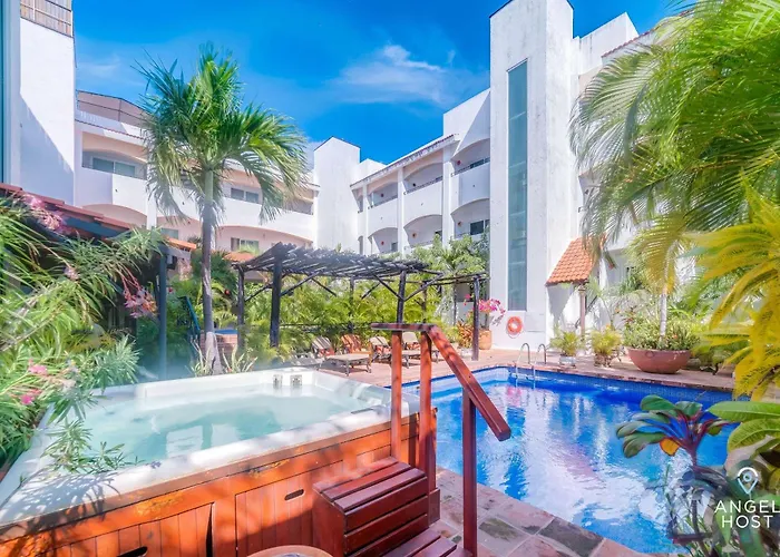 Walk To 5Th Ave & Beach - Pools, Balcony & Parking