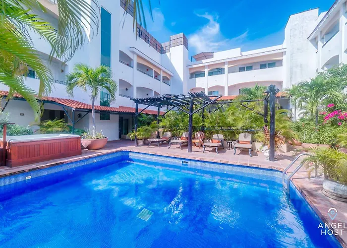 Walk To 5Th Ave & Beach - Pools, Balcony & Parking