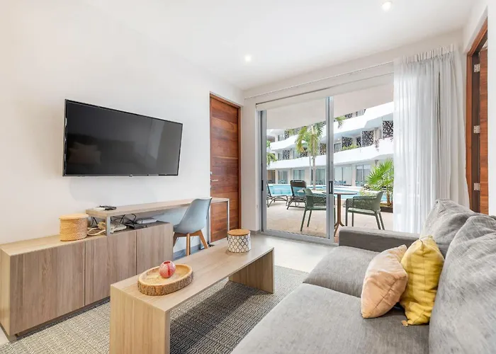 Swim-Up 1-Bedroom Apartment