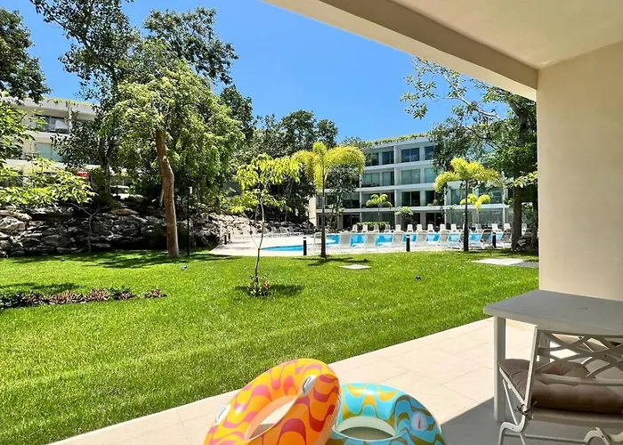 Luxurious Condo With Poolside Patio