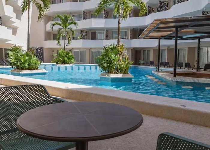 Modern Central Studio W Pools & Beach Nearby
