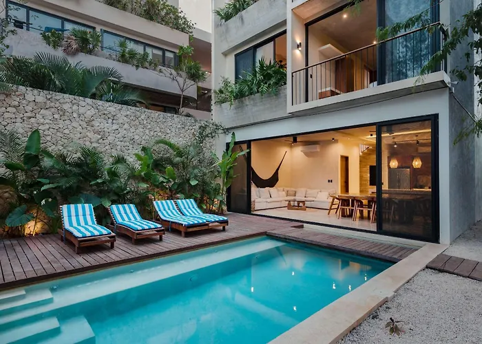 Luxury 5 Bedroom Pool Tiki Bar & Outdoor Gym