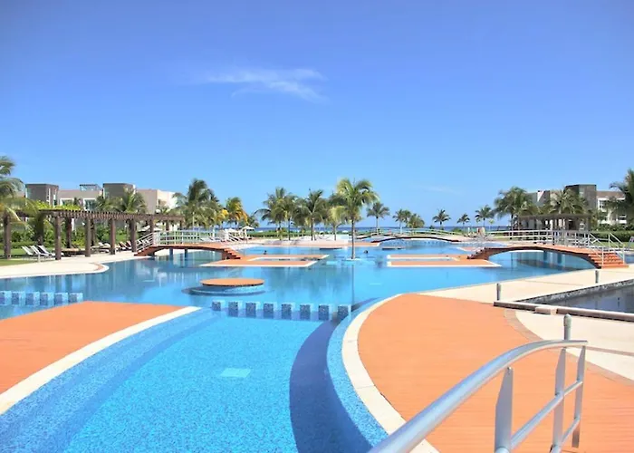 Tropical Resort Living W Pool, Hot Tub & Gym