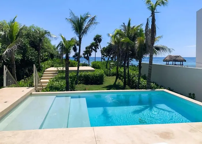 Chic Beachfront Condo Ocean View Rooftop Pools
