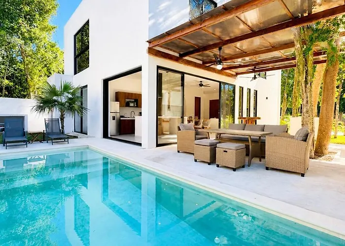 Villa De Lujo Con Alberca Privada Y Amplio Jardin
