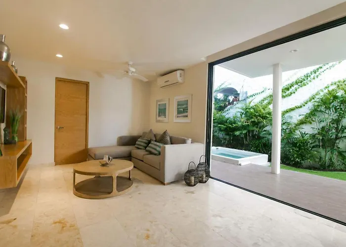 Prime location near 5th Avenue&beach