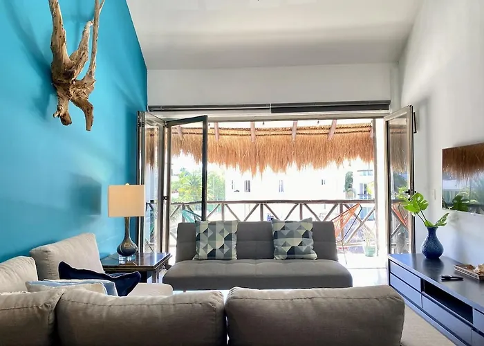 Beachside Penthouse With Pool & Balcony