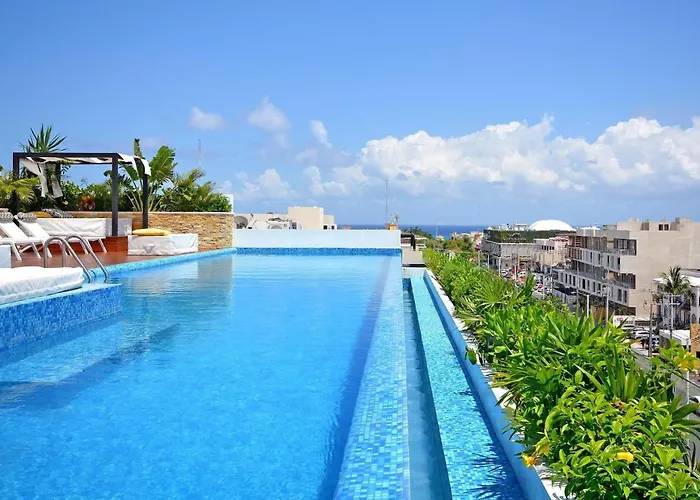 2Br Condo W Pools, Gym & Balcony, Steps To Beach