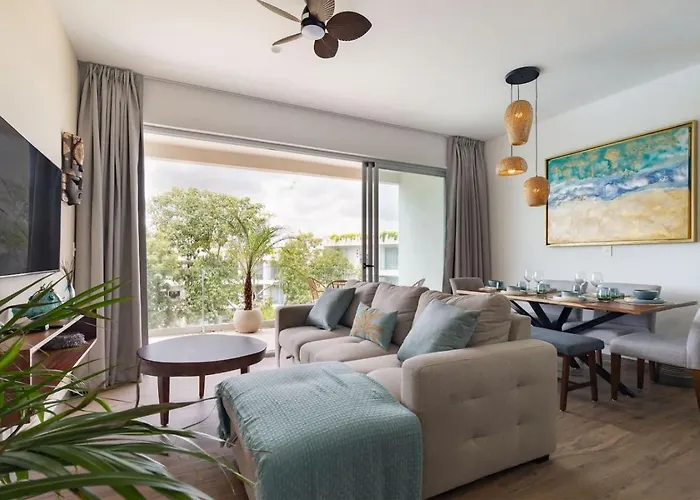 Stylish Apt With Private Balcony, Pool And Gym