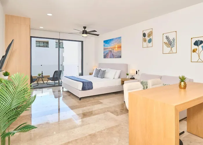 Coastal Studio W Rooftop Pool, Gym Near Beach