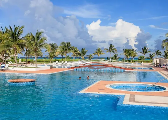 Tropical Resort Living W Pool, Hot Tub & Gym