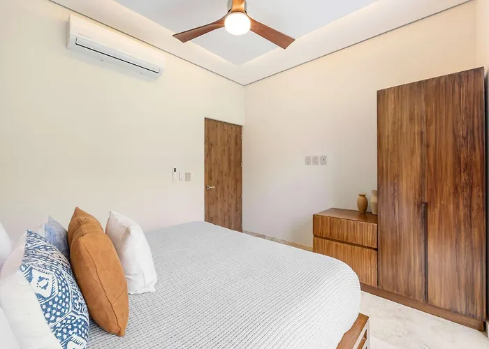 Luxury Suite Steps From The Sea