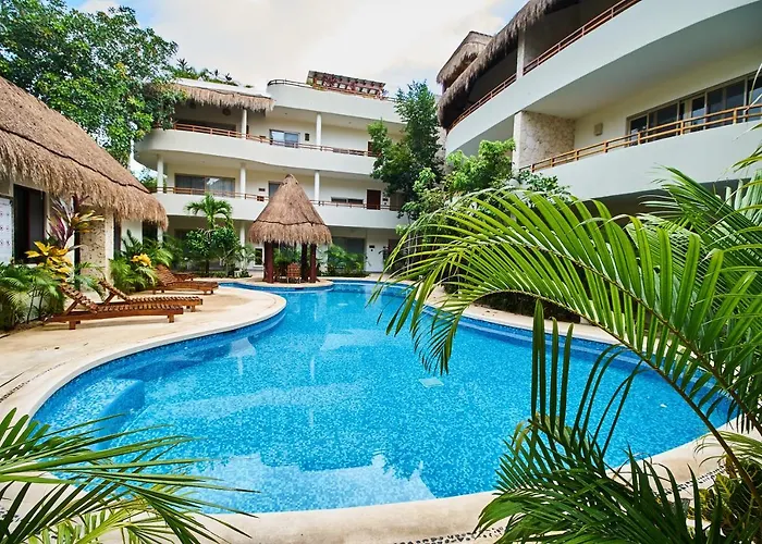 Boho Chic Poolside Condo 7 Min To The Beach & Town